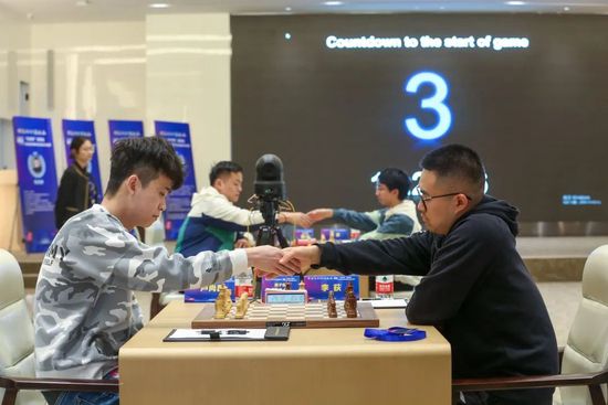 杨若晴把热腾腾的帕子覆过来的瞬间，大安一个灵敏的侧头，避开了姐姐的手。
